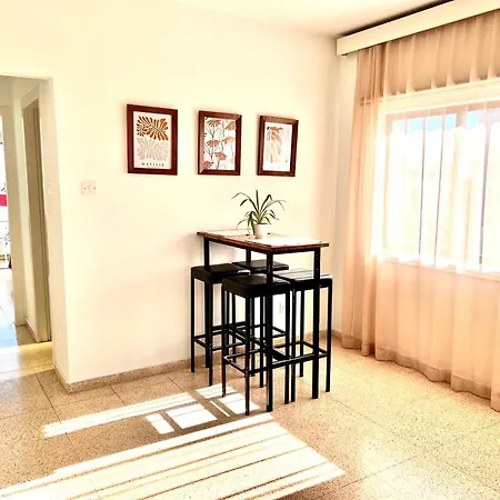Apt On The Street Of Bars&nightclubs In 11 Appartamento
