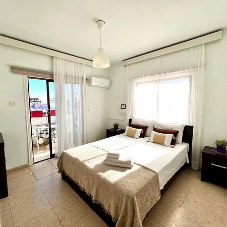 Apt On The Street Of Bars&nightclubs In 11 Appartamento *
